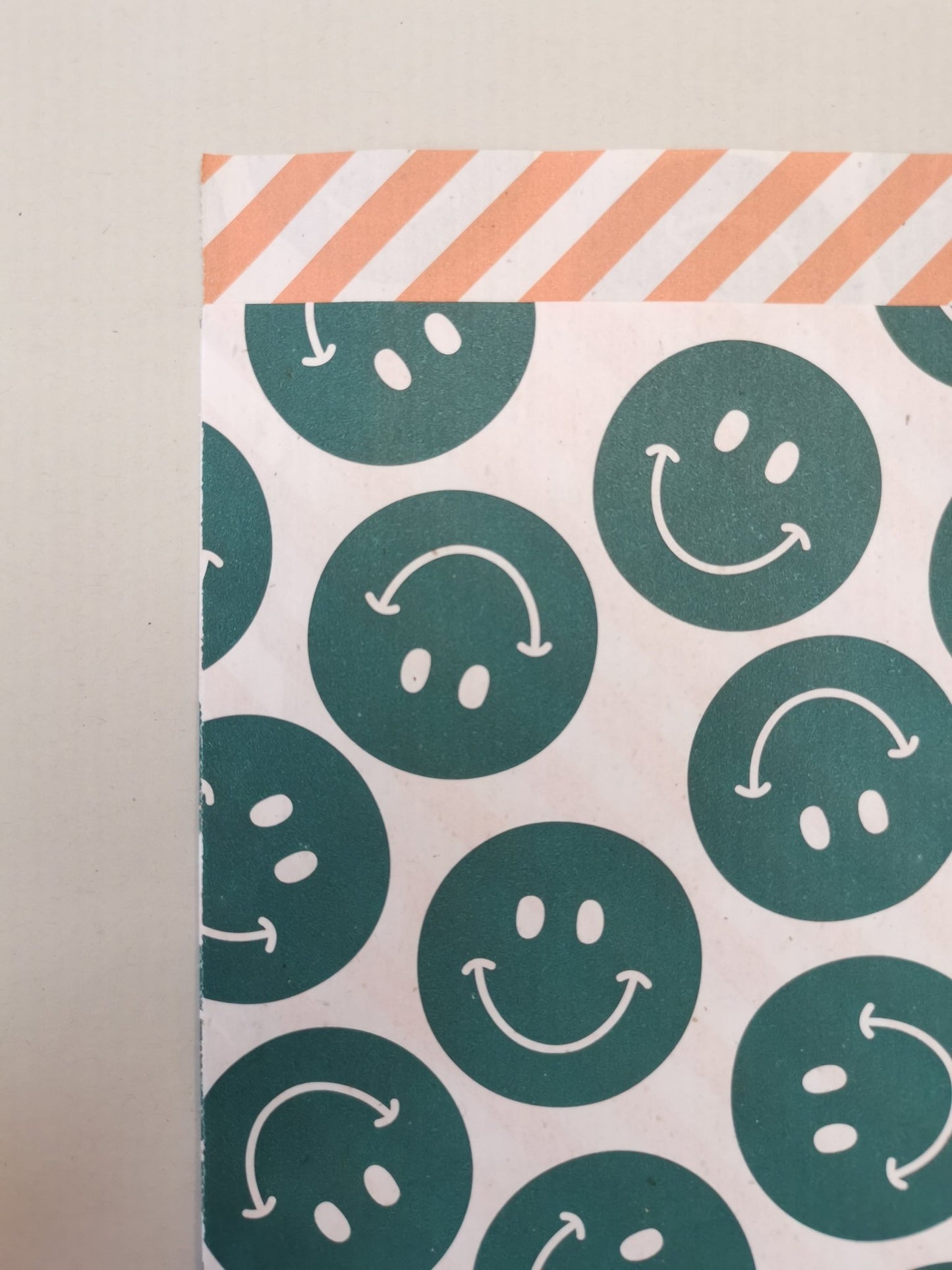 Geschenktüte Smiley grün - kleinstadtleben concept store