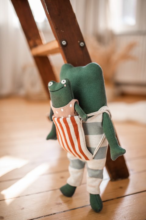 Kuscheltier Frosch Janne mit Baby - kleinstadtleben concept store