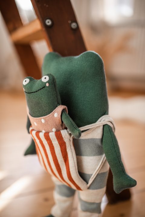 Kuscheltier Frosch Janne mit Baby - kleinstadtleben concept store